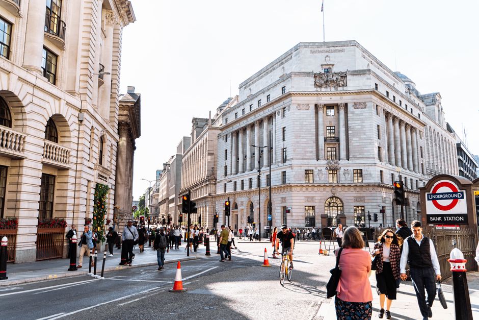Bank of England Holds Rates Steady but Warns of Inflation Pressures