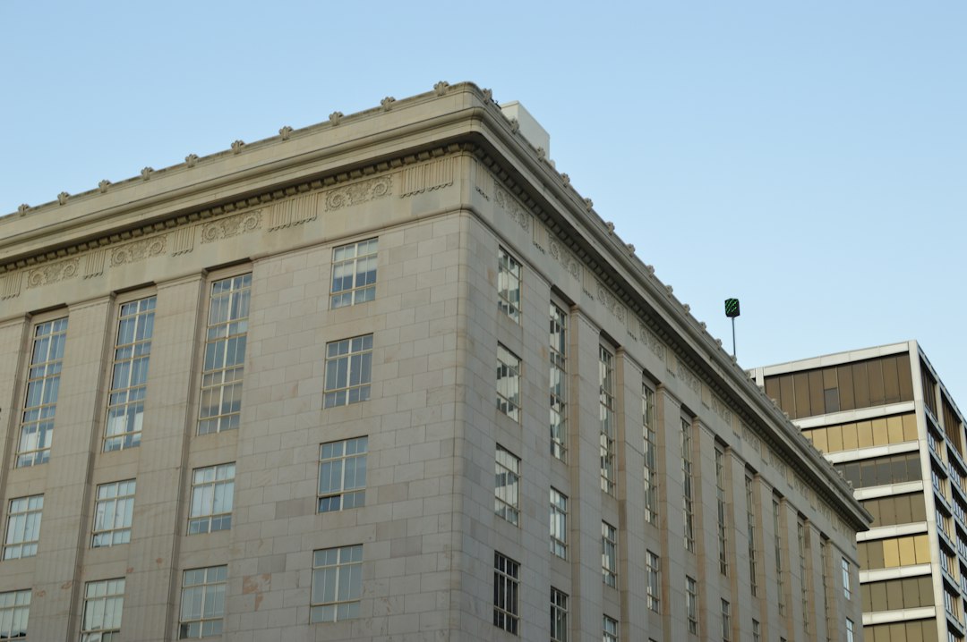 Fiscalizador do Fed Não Encontra Irregularidades nem Atividade Ilegal em Reformas Custosas