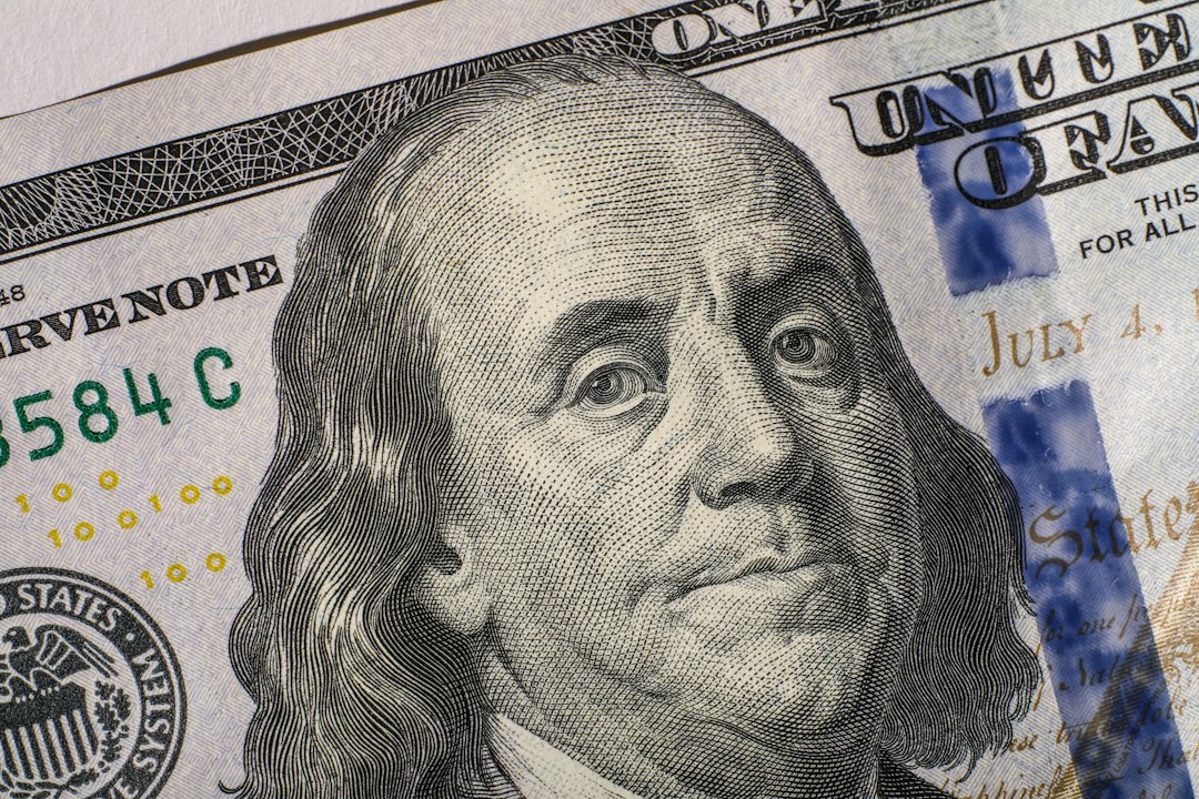 Fluxos de Capitais para o Dólar Disparam: Por Que Investidores Globais Rotacionam para Ativos em USD