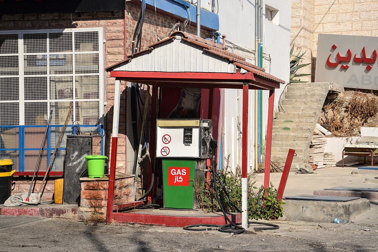 High Gas Prices Imperil GOP Midterms as Consumer Spending Contracts