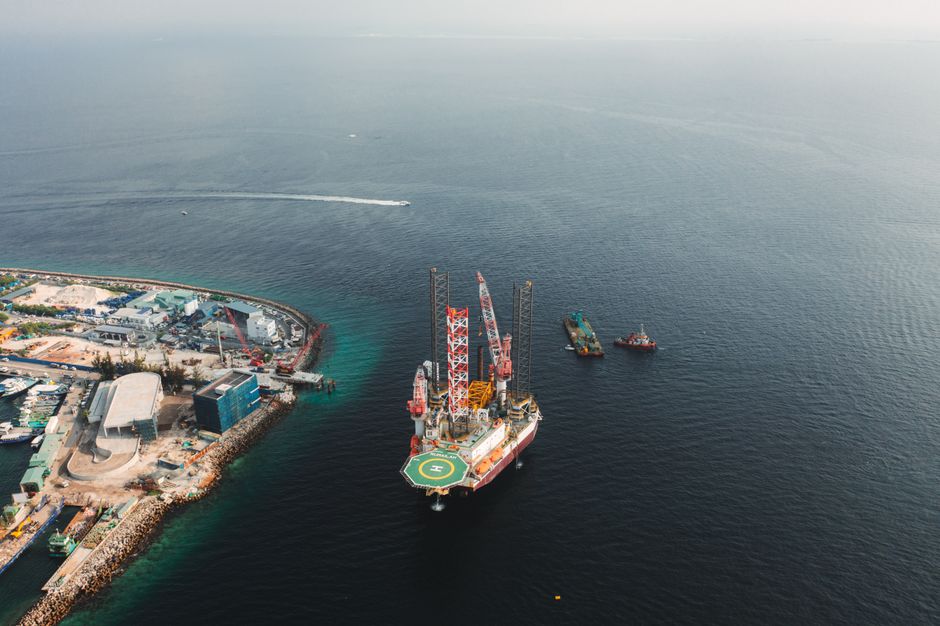 Oil Hits $100 a Barrel as Turmoil Intensifies in Middle East