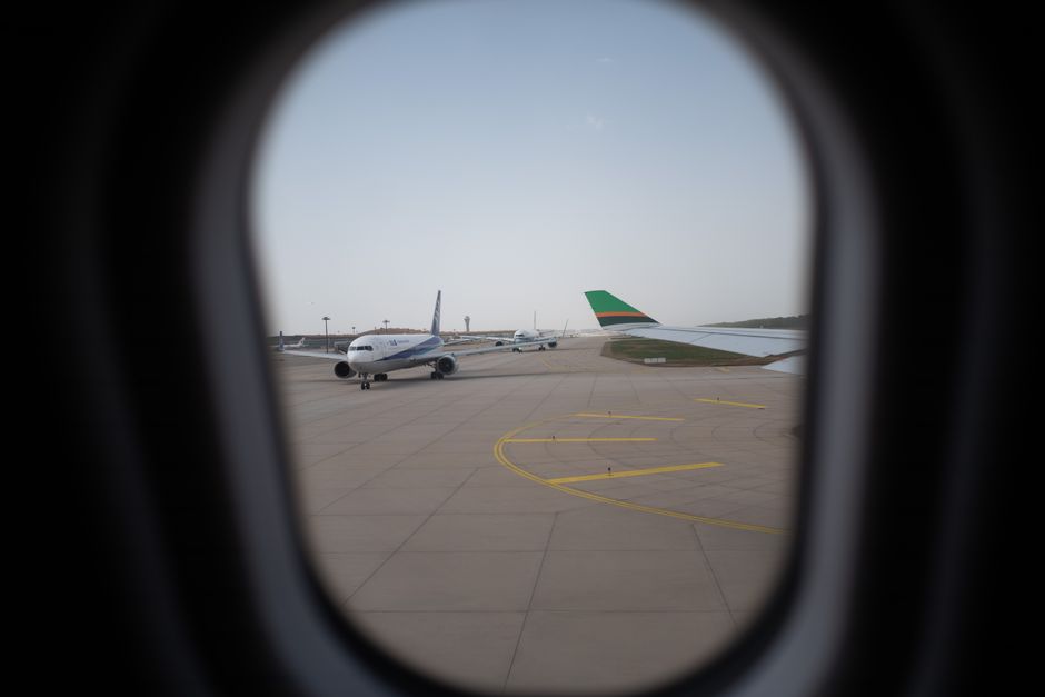 Ryanair C.E.O. Disputes Account of Passenger Sucked Out of Plane Window