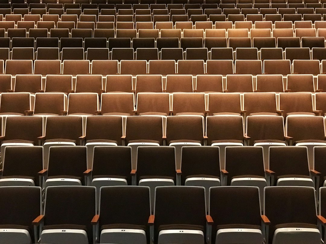 Saída do Chefe de Streaming da Paramount Sinaliza Vácuo de Liderança Antes de Fusão com Warner Bros