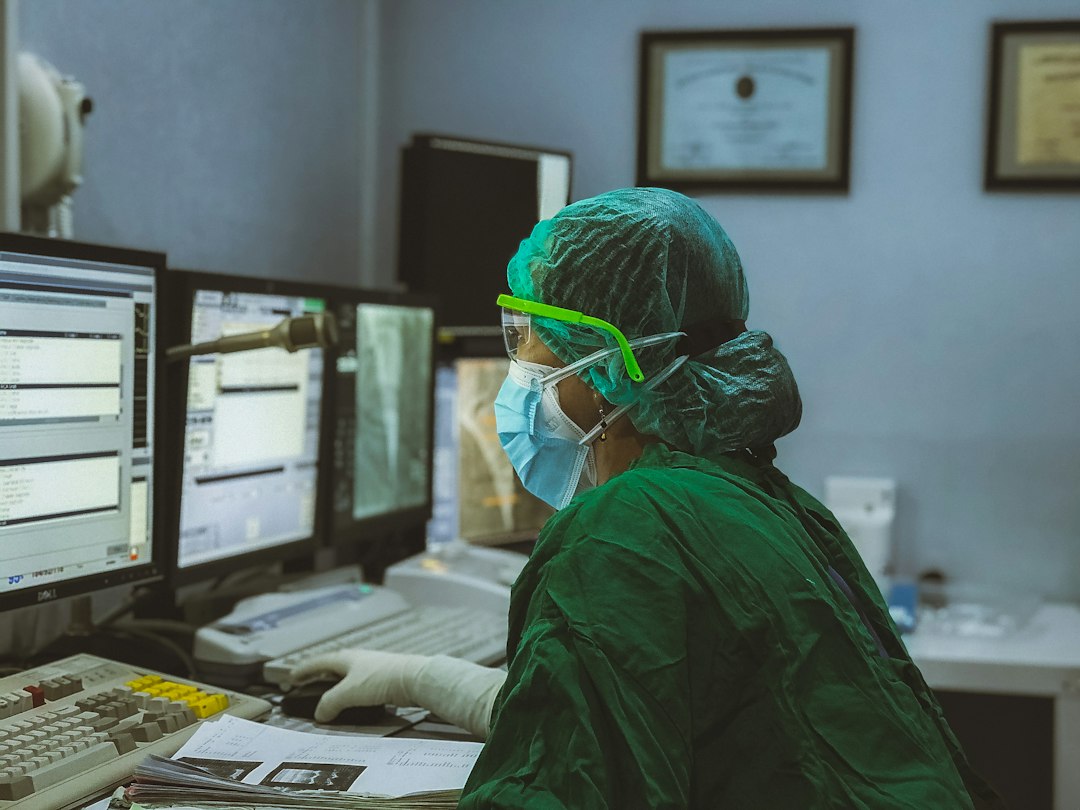شركة سجلات طبية تستخدم أداة ذكاء اصطناعي لكشف عيوب تهدد خصوصية المرضى